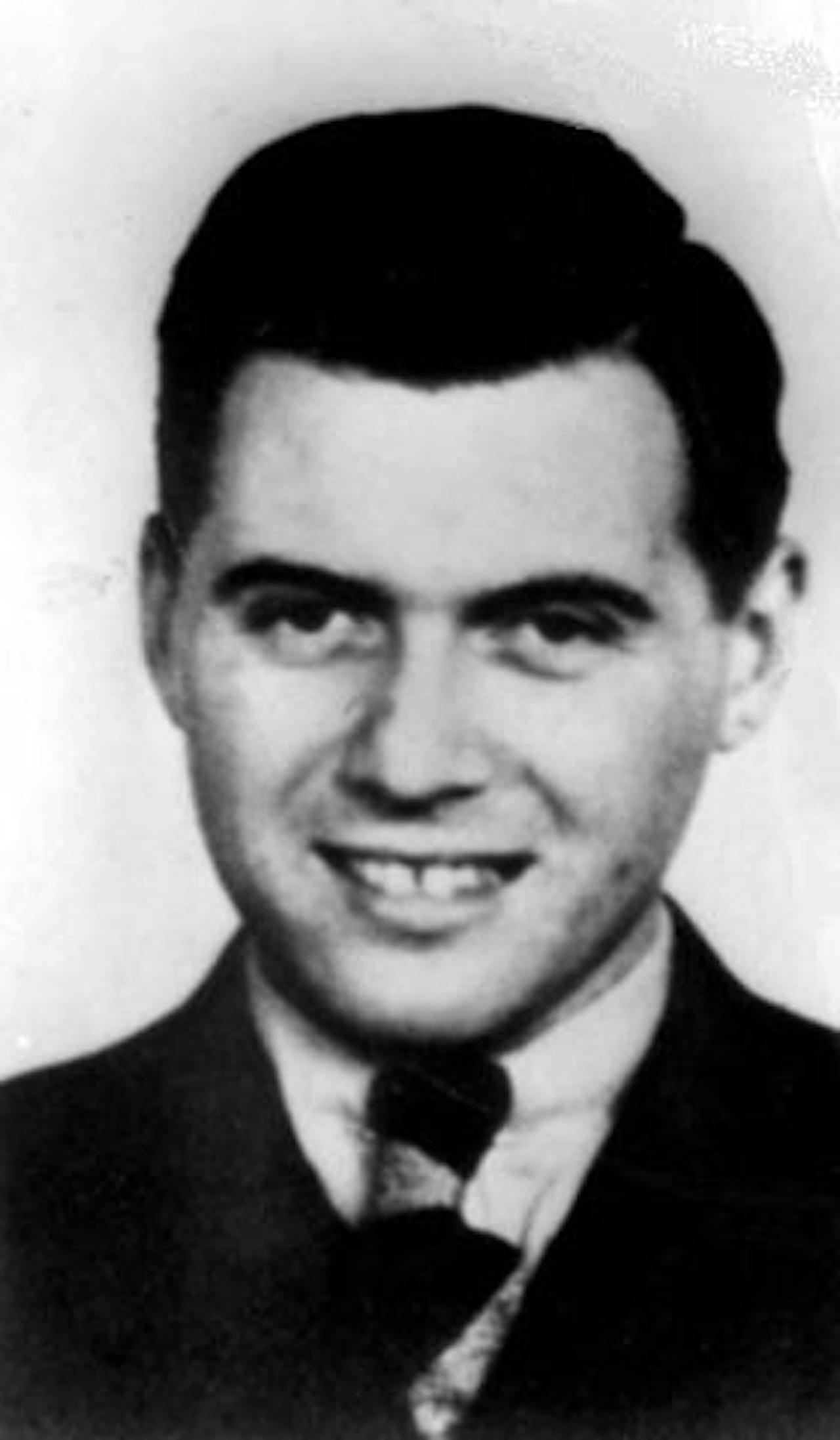 Een zwart-wit foto van Josef Mengele.
