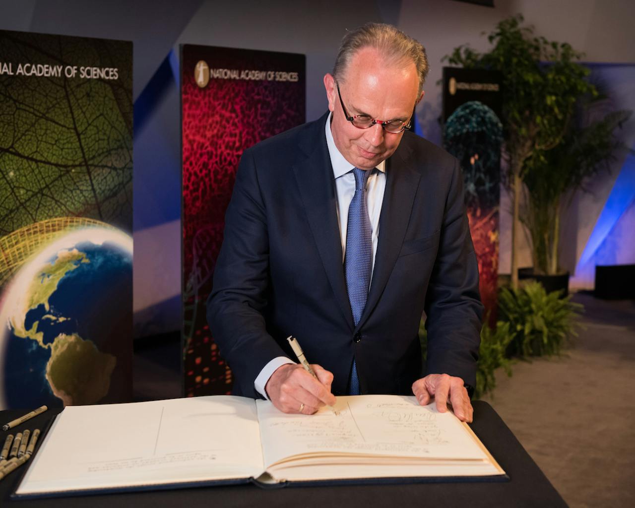 Peter Hagoort bekrachtigt zijn lidmaatschap van de Amerikaanse National Academy of Sciences tijdens de jaarlijkse ledenvergadering in Washington (27 april 2019).