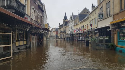Overstroming van de Geul in Valkenburg, juli 2021. Een straat staat blank door wateroverlast.