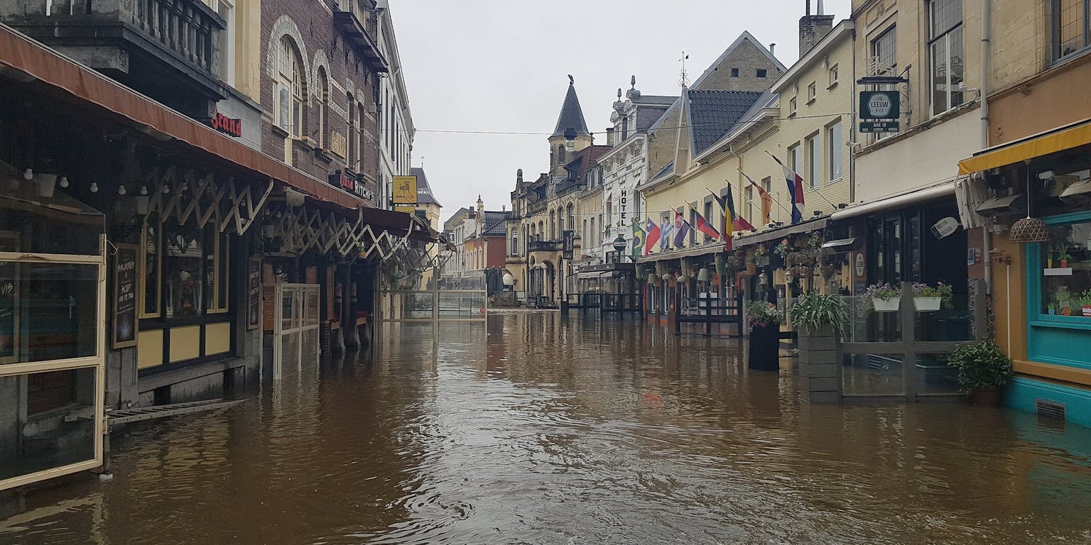 Een straat staat blank door wateroverlast.