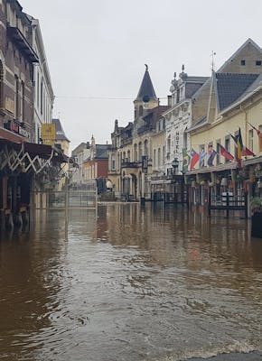 Een straat staat blank door wateroverlast.