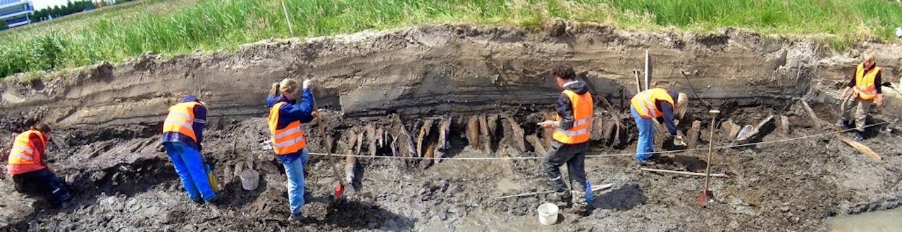 Archeologiestudenten van de Universiteit Leiden aan het werk aan kades langs de Rijn.