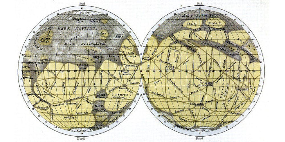 Twee wereldbollen waar de kanalen van Mars op zijn weergegeven.