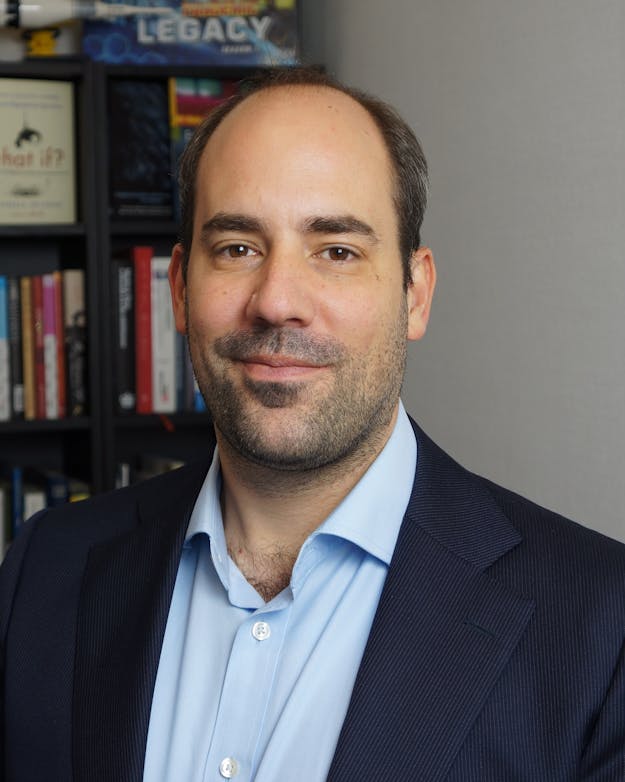 Kenny Meesters doet onderzoek bij de Universiteit van Tilburg hoe informatie wordt gedeeld na rampen, bijvoorbeeld in Indonesië na de tsunami in 2004. Naast onderzoeker is hij ook zelf hulpverlener, en helpt met het verbeteren van de informatiestroom bij rampen. Kenny Meesters doet onderzoek bij de Universiteit van Tilburg hoe informatie wordt gedeeld na rampen, bijvoorbeeld in Indonesië na de tsunami in 2004. Naast onderzoeker is hij ook zelf hulpverlener, en helpt met het verbeteren van de informatiestroom bij rampen.