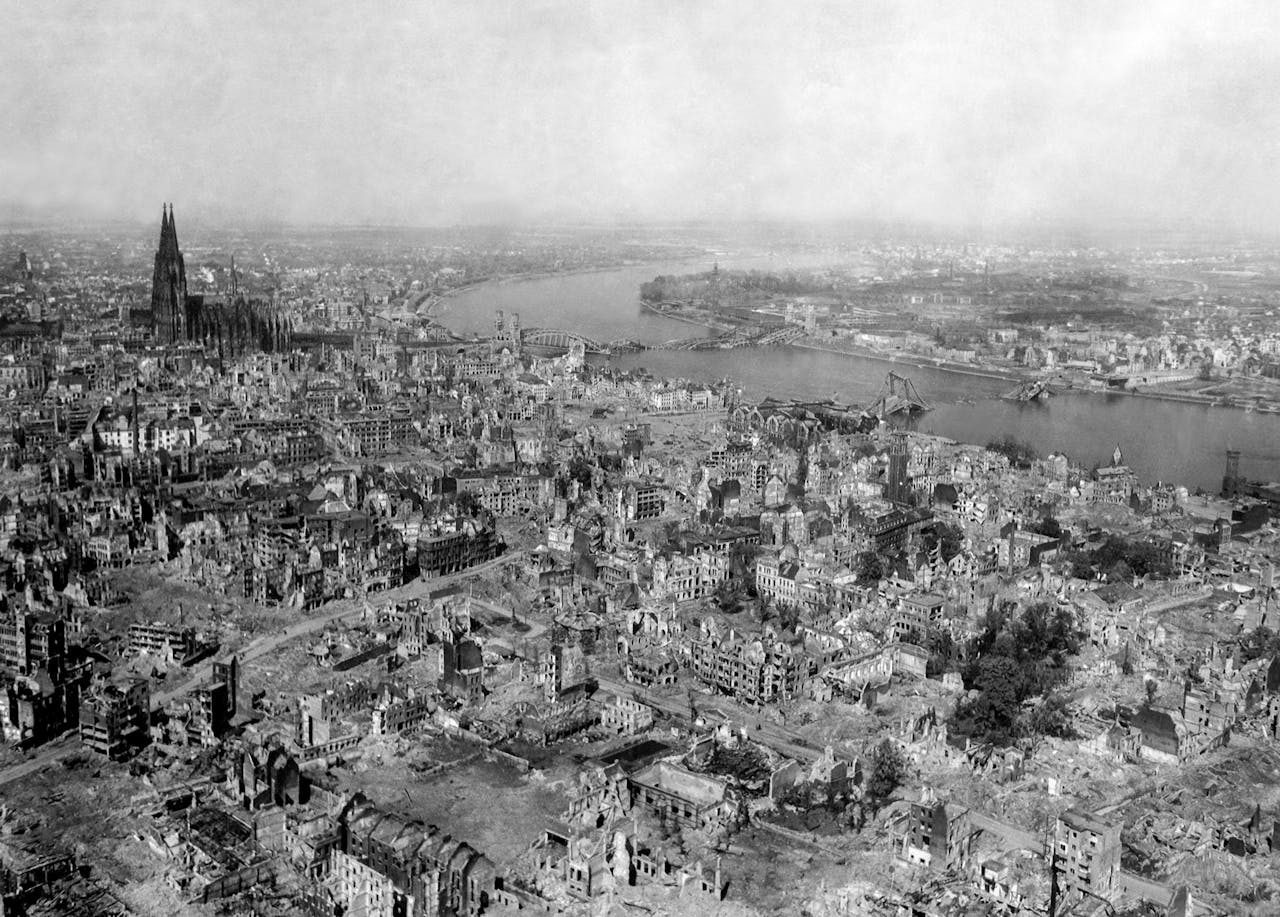 Een luchtfoto uit 1945 van Keulen. Veel gebouwen en bruggen zijn vernield.