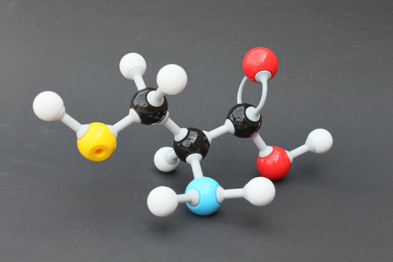 Een model van een chemisch molecuul op een zwart oppervlak.