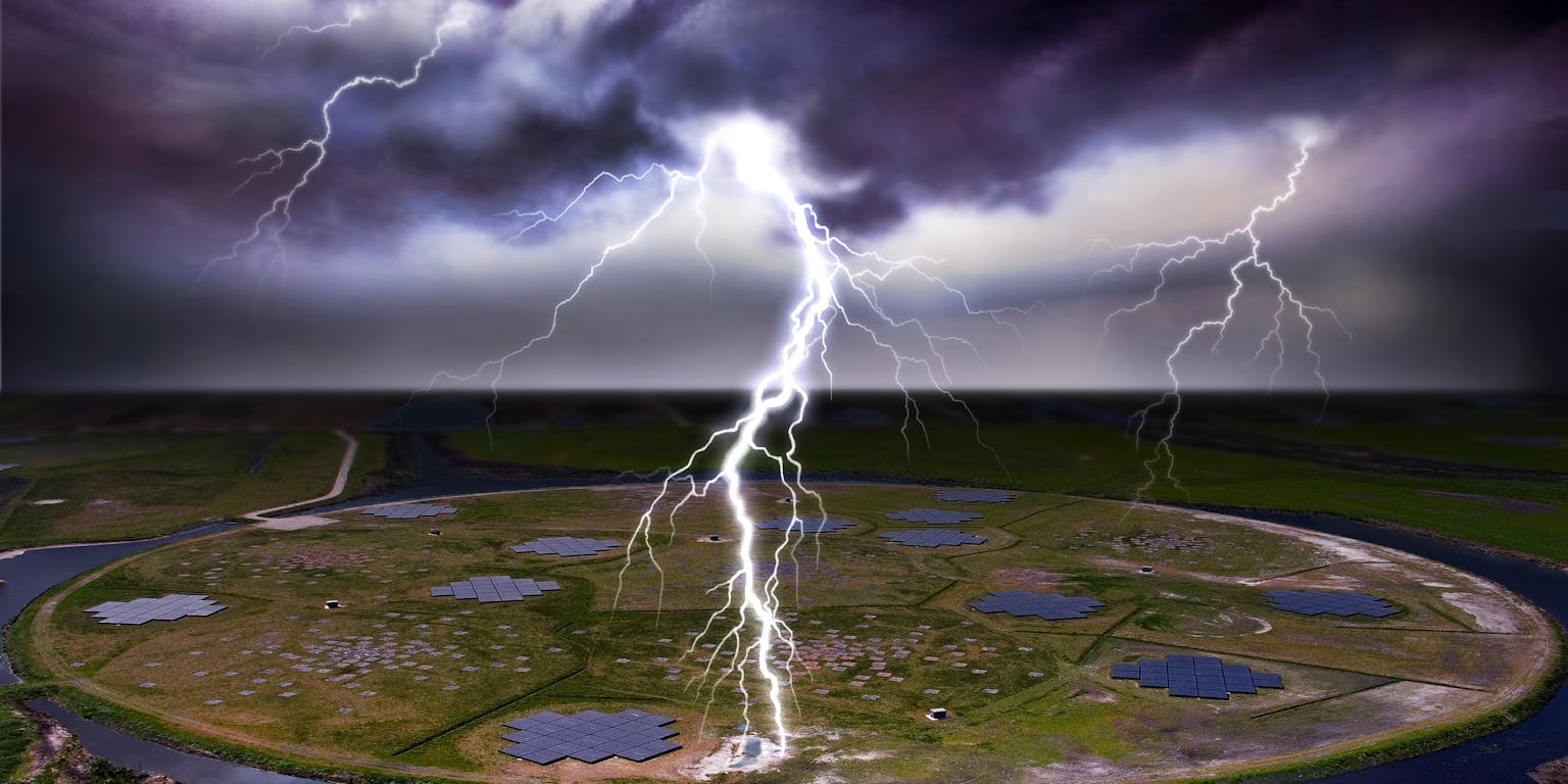 Blikseminslag over een veld met zonnepanelen.