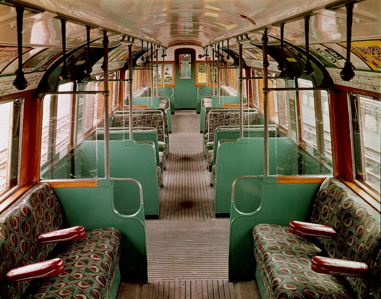 Mooi ingerichte wagons (1938) met de typische bankopstelling tegenover elkaar. Ook in de meeste moderne metrowagons zijn de stoelen tegenover elkaar geplaatst.