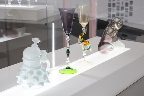Om speciale kleuren en vormen te krijgen, experimenteren glasblazers met de precieze samenstelling van hun glas.