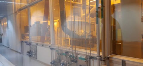 Dit is één van de labs waarin Filipe Cardoso en zijn team van de Technische Universiteit Delft prototypes van nieuwe biosensoren bouwen. Het gele glas helpt lichtgevoelige materialen te beschermen. Het complexe systeem van leidingen houdt de lucht in het lab schoon, zodat de materialen niet verontreinigd raken. Lab van Filipe Cardoso, met gele ramen en grote luchtslangen