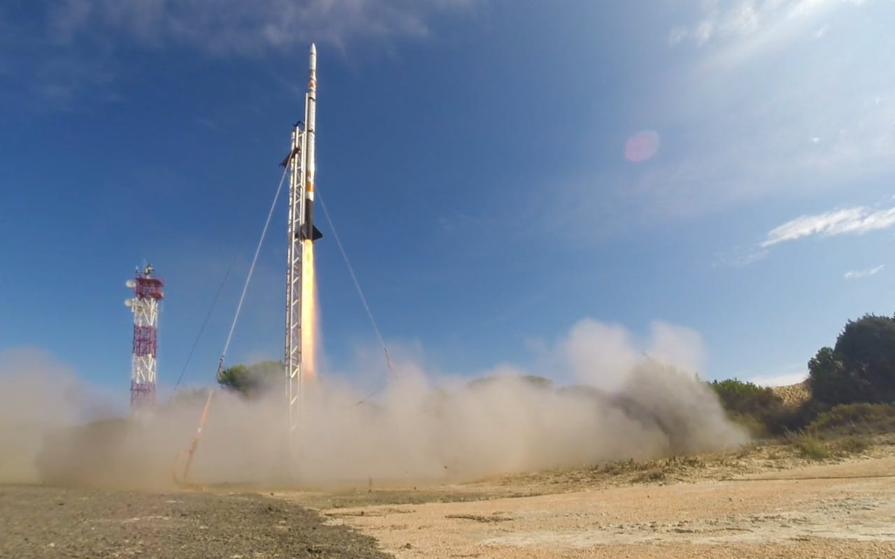 De Stratos II+ raket verlaat het lanceerplatform met een enorme snelheid.