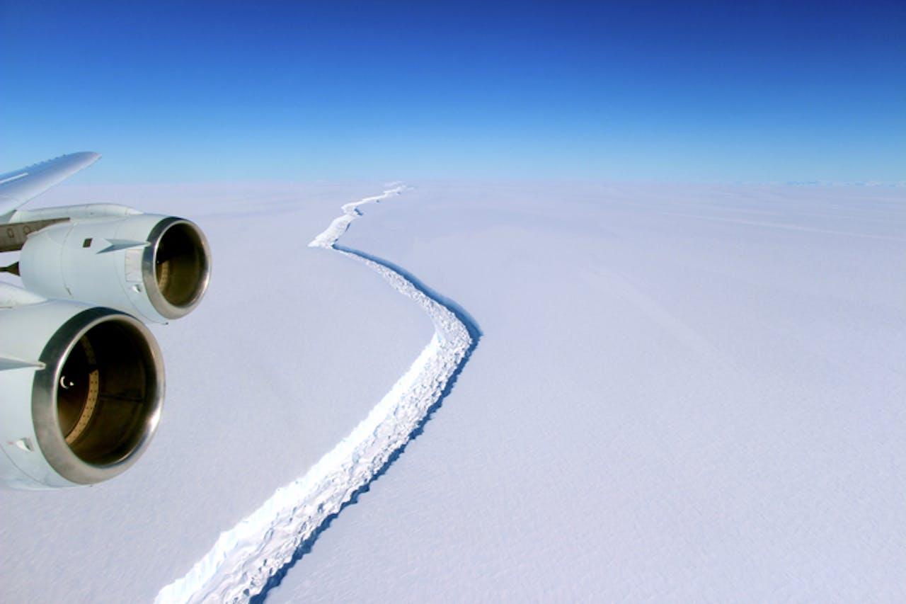 Over de ijsplaat Larsen C loopt een scheur, die steeds verder open splijt.