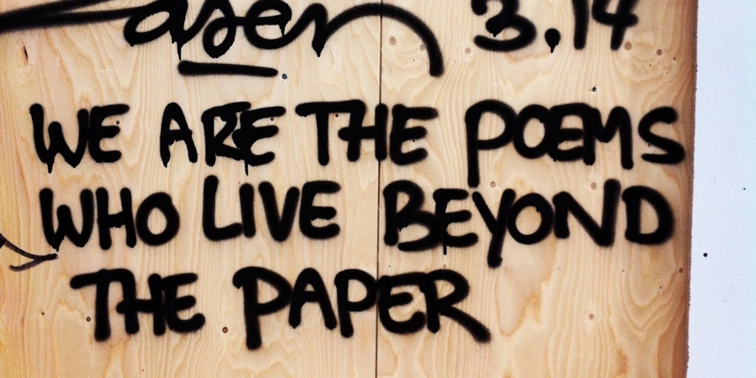 Wij zijn de gedichten die buiten het papier leven. Graffiti van Laser 3.14.