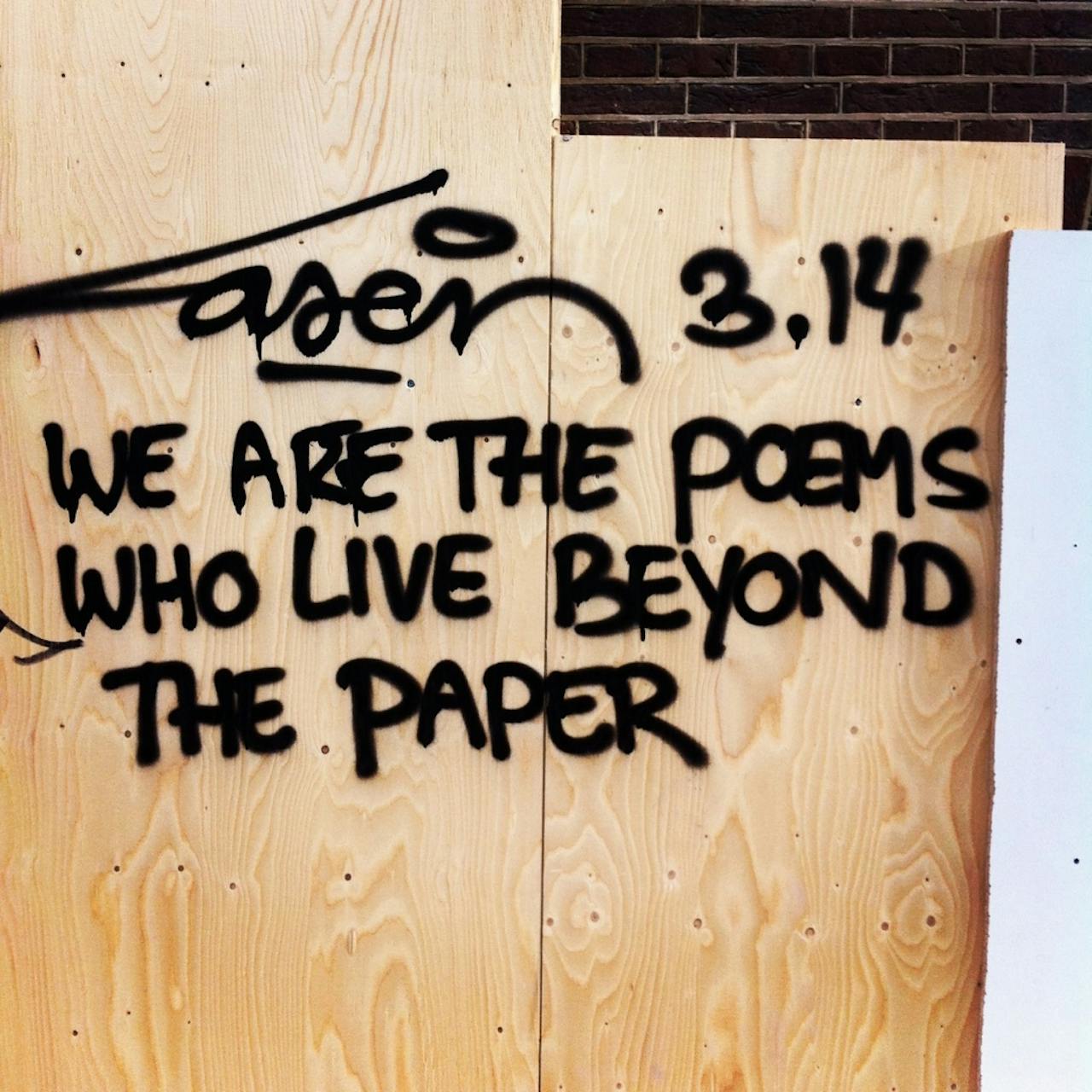 Wij zijn de gedichten die buiten het papier leven. Graffiti van Laser 3.14.