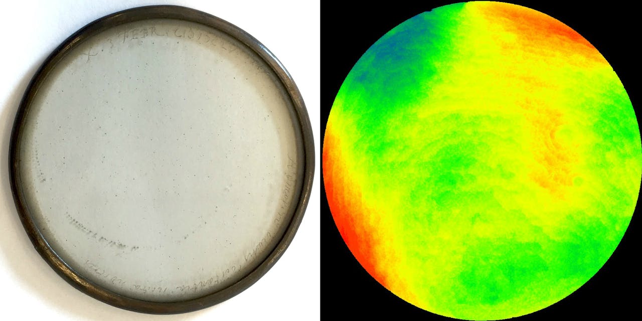 De lens waarmee Christiaan Huygens in 1655 Saturnusmaan Titan ontdekte. Rechts is het hoogteprofiel, de vorm, van de lens te zien als afwijking van van de perfecte (hyperbolische) lensvorm. Als de lens perfect was geweest dan was het hele vlak groen van kleur geweest. Bij de randen zijn echter een afwijkingen zichtbaar (rood en blauw staan voor onvolkomenheden van ongeveer 600 nanometer). Deze afwijkingen ontstonden bij het slijpproces door bijvoorbeeld tijdens het slijpen harder op de lens te drukken. Uiteindelijk zorgen die afwijkingen voor een kwalitatief minder goede lens.