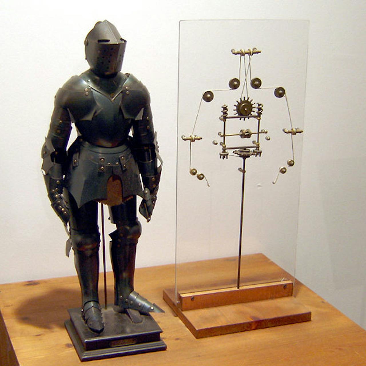 Een klein standbeeld van een ridder op een tafel. Techniek wordt uigelicht.