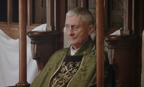 Oud-priester Ian in de documentaire ‘Light Darkness Light’ Witte oudere man in een priestergewaad