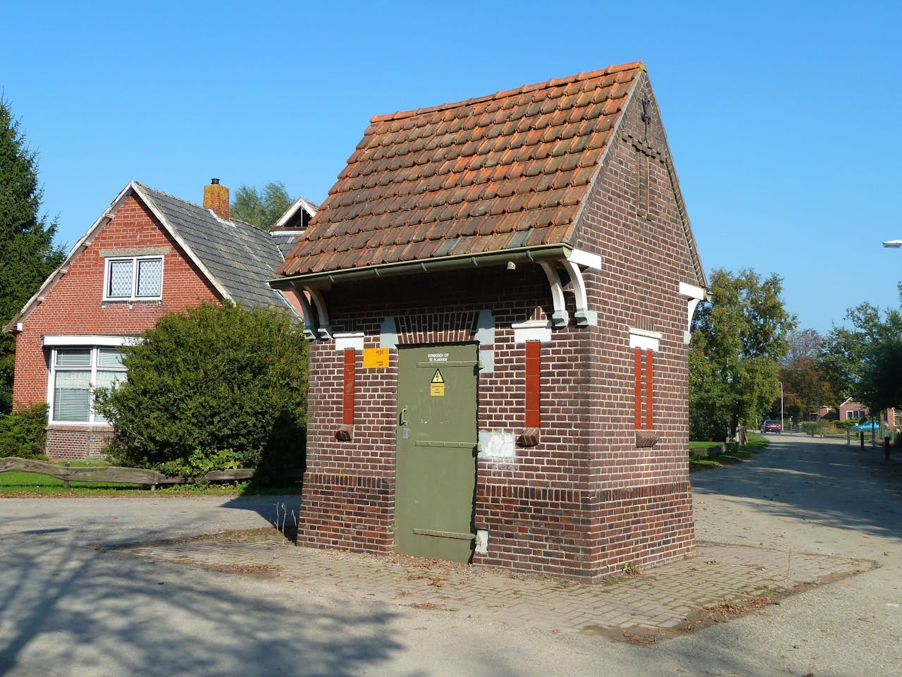In de wereld achter het stopcontact speelt het transformatorhuisje, zoals deze in het Groningse Losdorp, een belangrijke rol. Van der Sluis is nog altijd gefascineerd door elektriciteit, onder meer omdat we nog steeds niet precies weten wat het is.