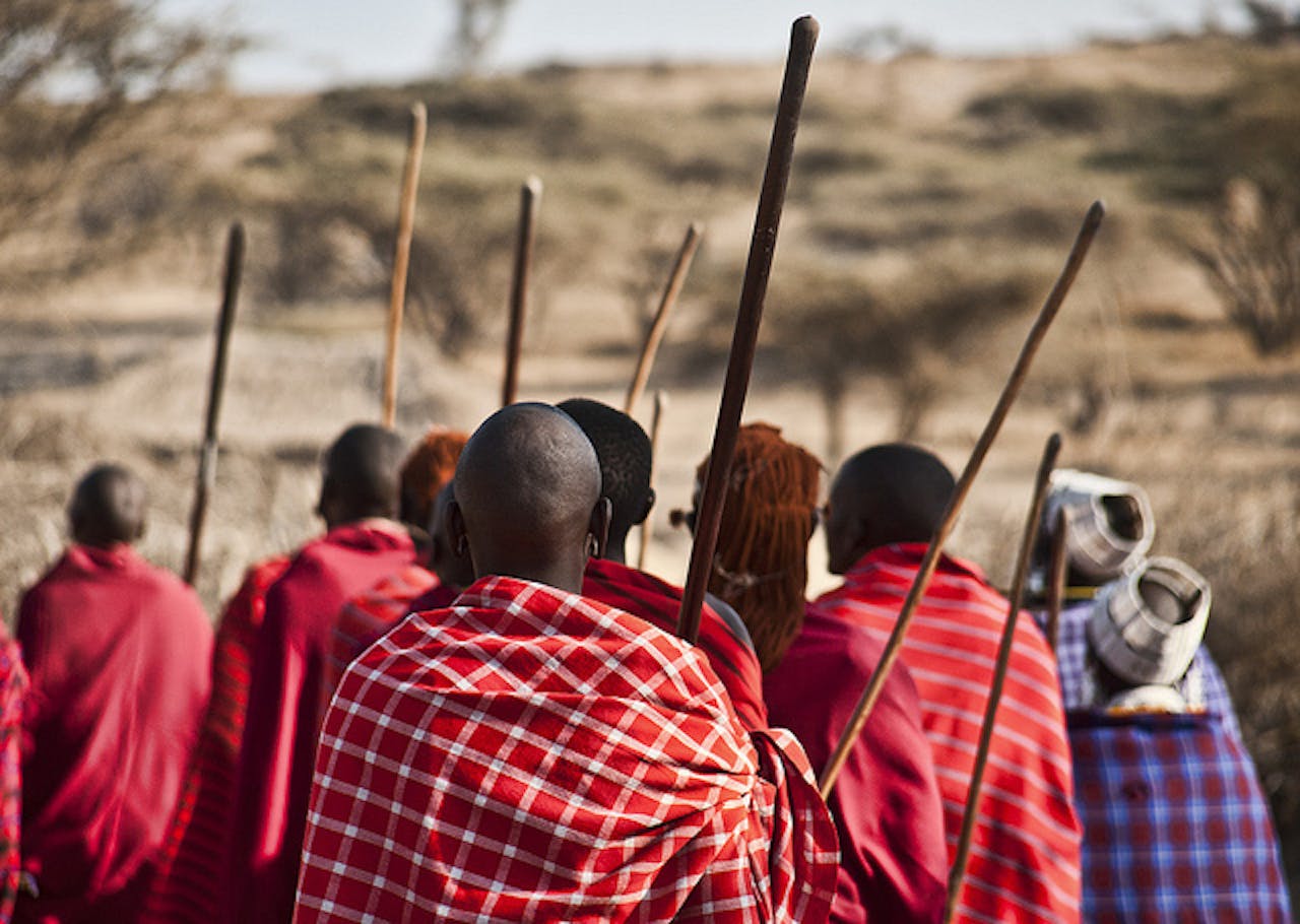 De Maasai zijn een van de vele volkeren in Afrika die van elkaar gescheiden zijn door nationale grenzen; ze huizen deels in Tanzania en deels in Kenia.