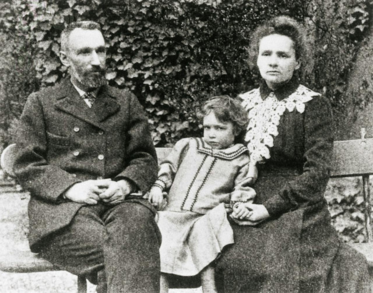 Irène Curie met haar ouders Marie en Pierre Curie
