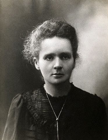Zwart-wit foto van marie curie, scheikundige en natuurkundige.