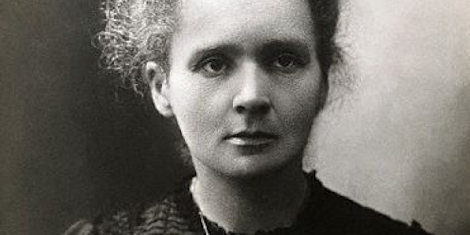 Zwart-wit foto van marie curie, scheikundige en natuurkundige.