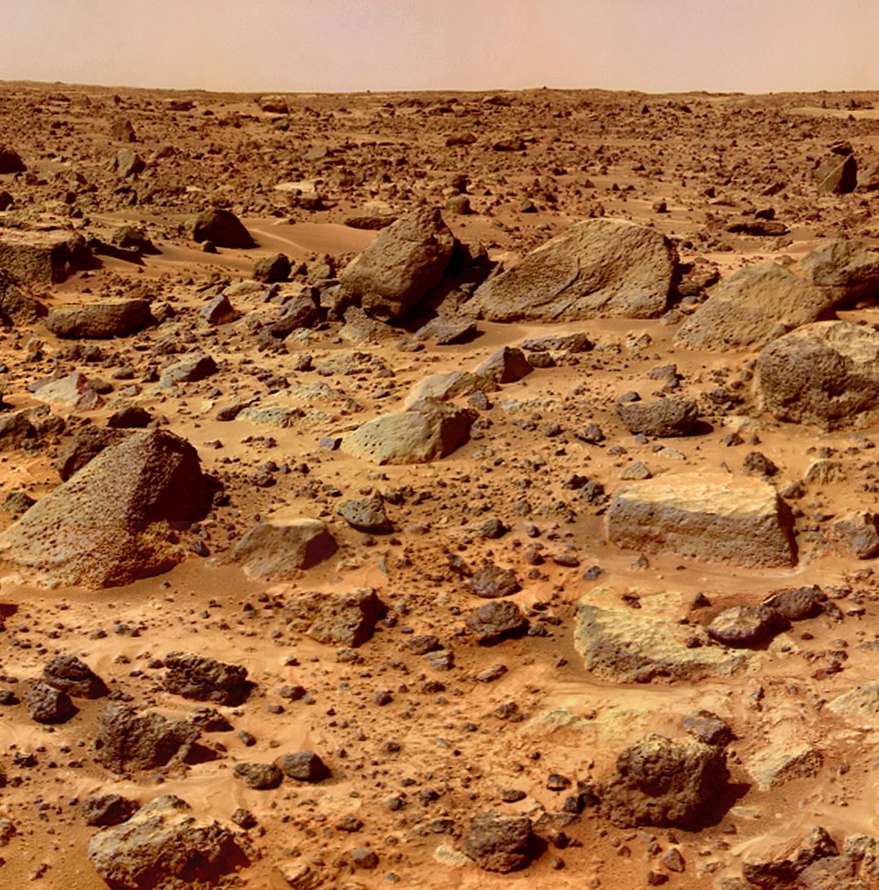 Een rotsachtig landschap op de planeet Mars.