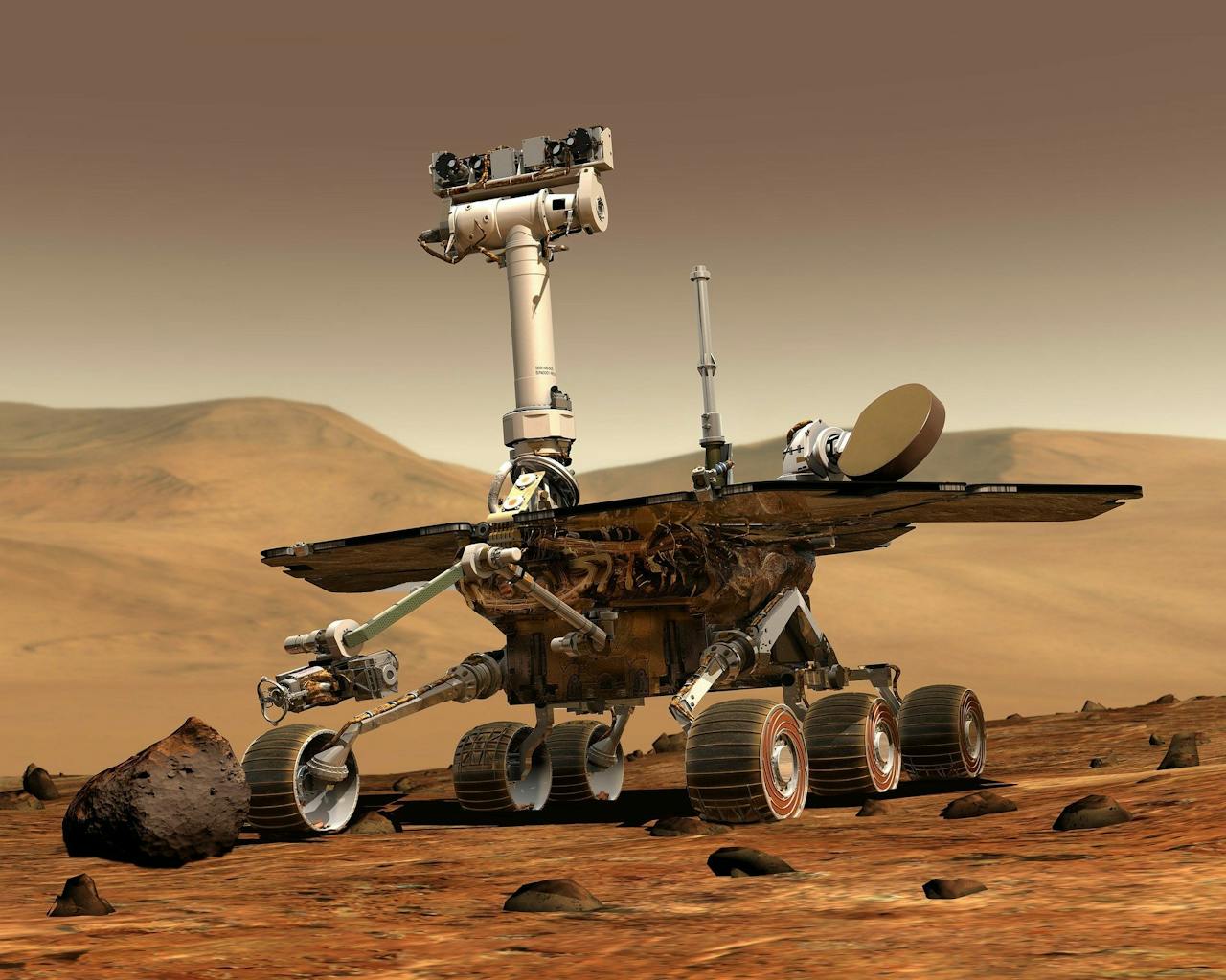 Foto van een Marsrover die zich op het roodbruine, rotsachtige landschap van Mars bevindt en een steen onderzoekt met zijn instrumentenarm