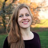 Maud Oostindie in landelijke omgeving