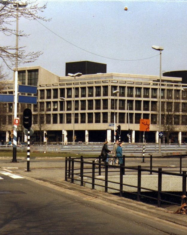 Het Burgemeester Tellegenhuis (beter bekend als het Maupoleum) in Amsterdam, gezien vanaf het Mr. Visserplein. Het Burgemeester Tellegenhuis, beter bekend als het Maupoleum, in Amsterdam, gezien vanaf het Mr. Visserplein