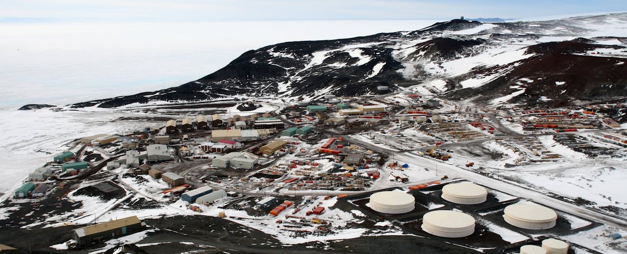 McMurdo Station is het grootste onderzoeksstation op Antarctica. Het biedt plek aan ruim 1200 wetenschappers die er vaak weken tot maanden verblijven.