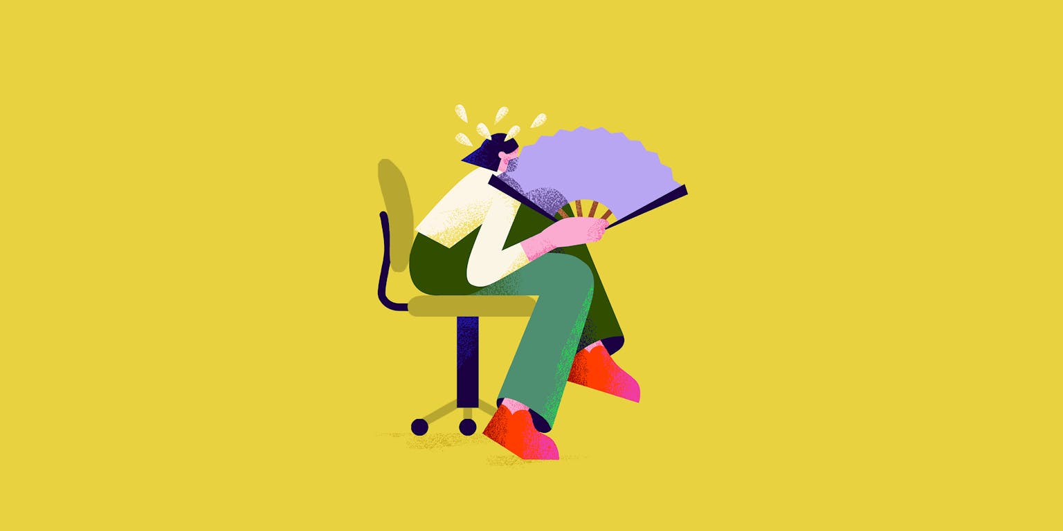 Vrouw met waaier op bureaustoel