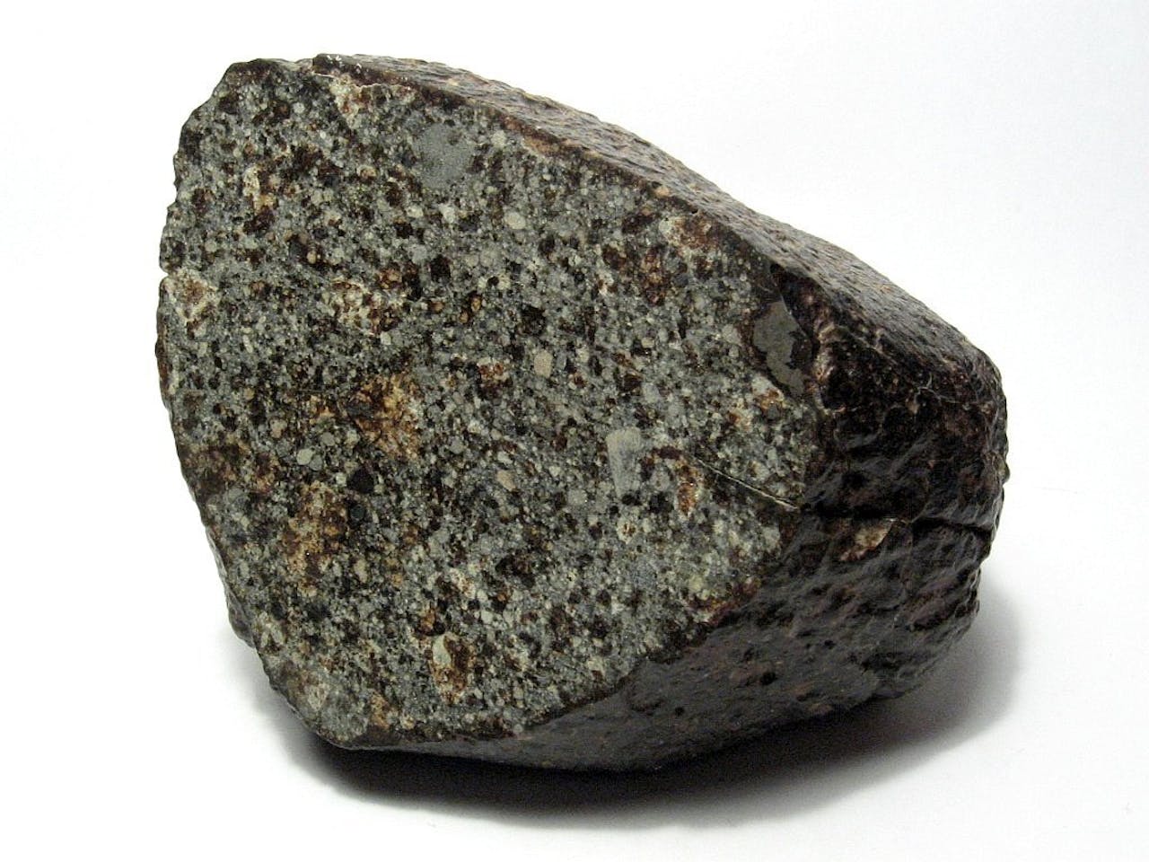 Een afbeelding van een meteoriet op een witte achtergrond.