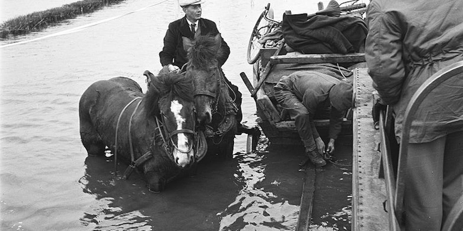 De Britse minister Attlee brengt ter paard een bezoek aan Walcheren. De foto is zwart-wit.
