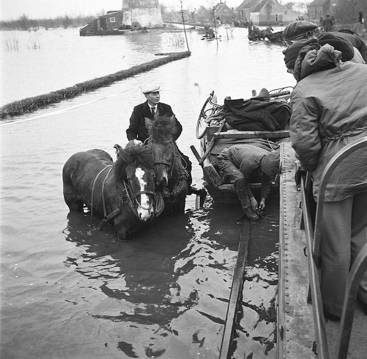 De Britse minister Attlee brengt ter paard een bezoek aan Walcheren. De foto is zwart-wit.