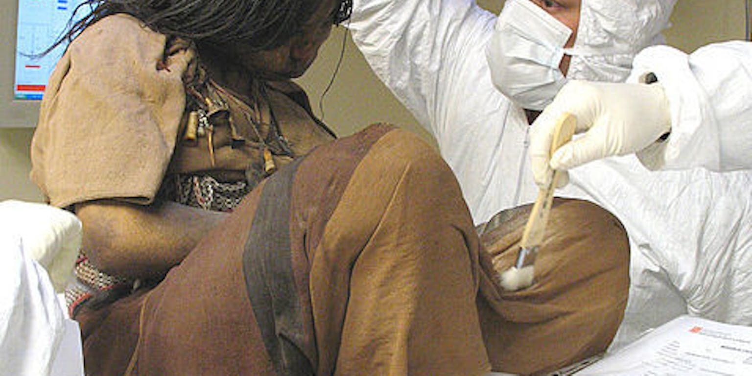 Een man met een witte laboratoriumjas behandeld een persoon.