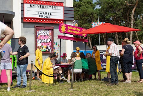 Bezoekers in de zon tijdens Zwarte Cross bekijken de installatie van Holland's Next Embryo Model Bezoekers in de zon tijdens Zwarte Cross bekijken de installatie van Holland's Next Embryo Model