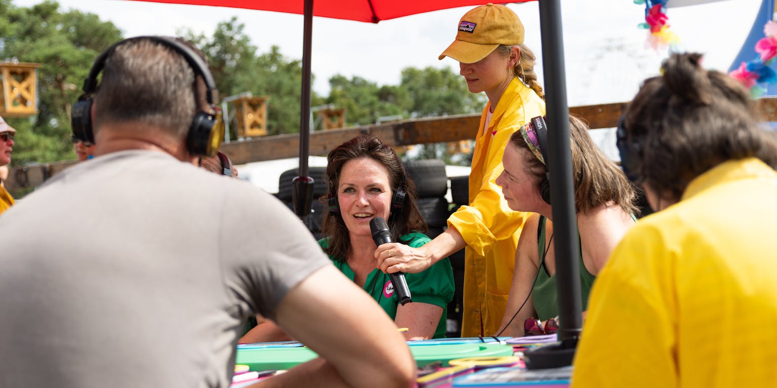 Een bezoeker van zwarte cross vertelt in de zon wat ze van embryo-modellen vindt