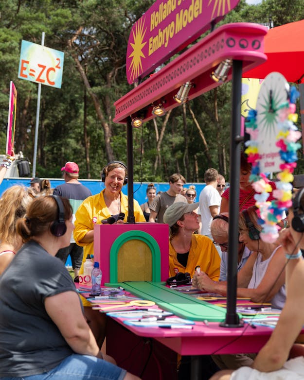 Bezoekers van Zwarte Cross in de zon bij een knalroze catwalk Bezoekers van Zwarte Cross in de zon bij een knalroze catwalk