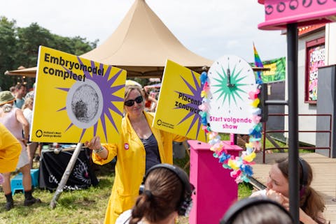 Iemand houdt op zwarte cross borden op over embryo-achtige structuren Iemand houdt op zwarte cross borden op over embryo-achtige structuren