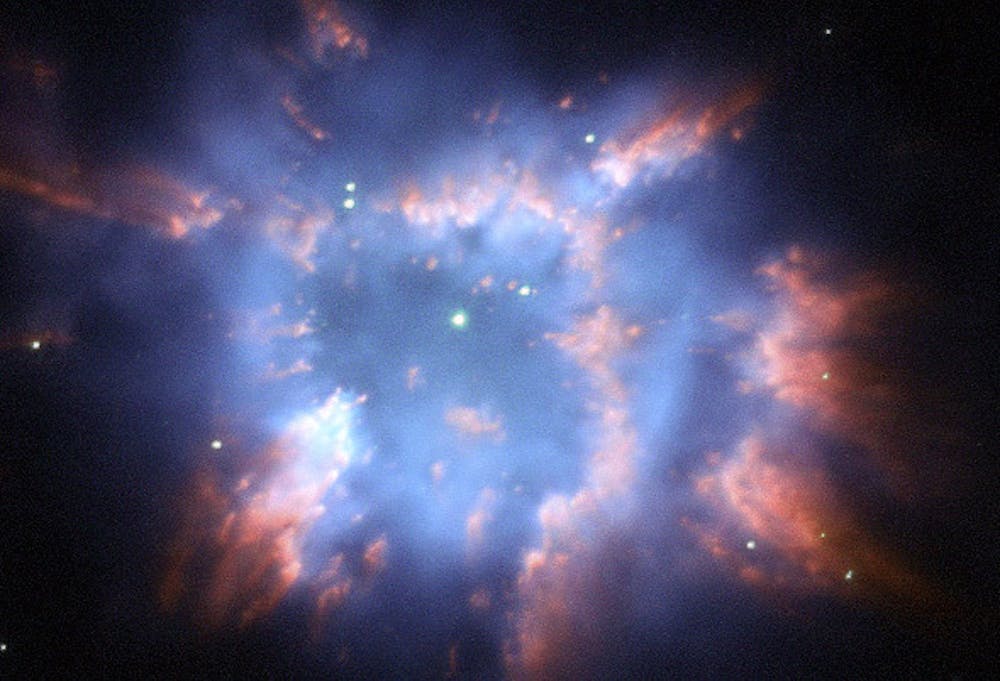 <p>Een zogenoemde planetaire nevel gezien door de Hubble-telescoop. Een uitdijende gaswolk licht op door een ster (in het midden) die het gas bestookt met straling.</p>