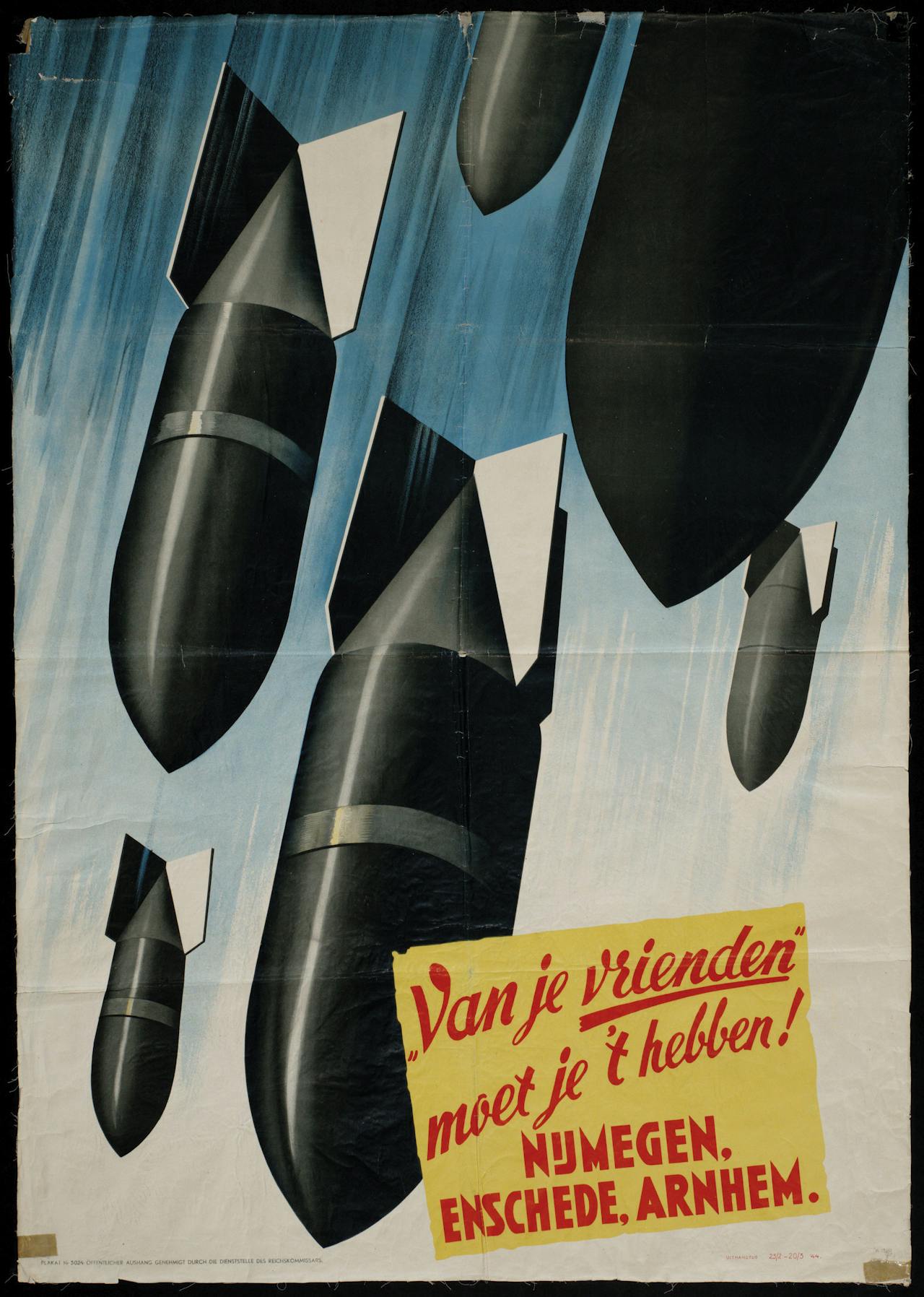 Een poster met bommen die in de lucht vliegen. Op de poster staat een tekst: van je vrienden moet je 't hebben. Nijmegen, Enschede, Arnhem.