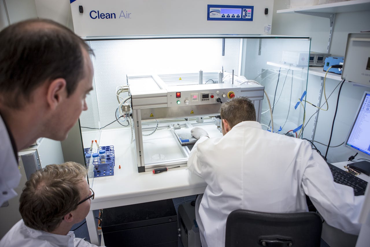 De bioprinter zoals hij in de biofabrication facility staat. De printer wordt niet alleen gebruikt voor orthopedisch onderzoek, maar is breed inzetbaar.
