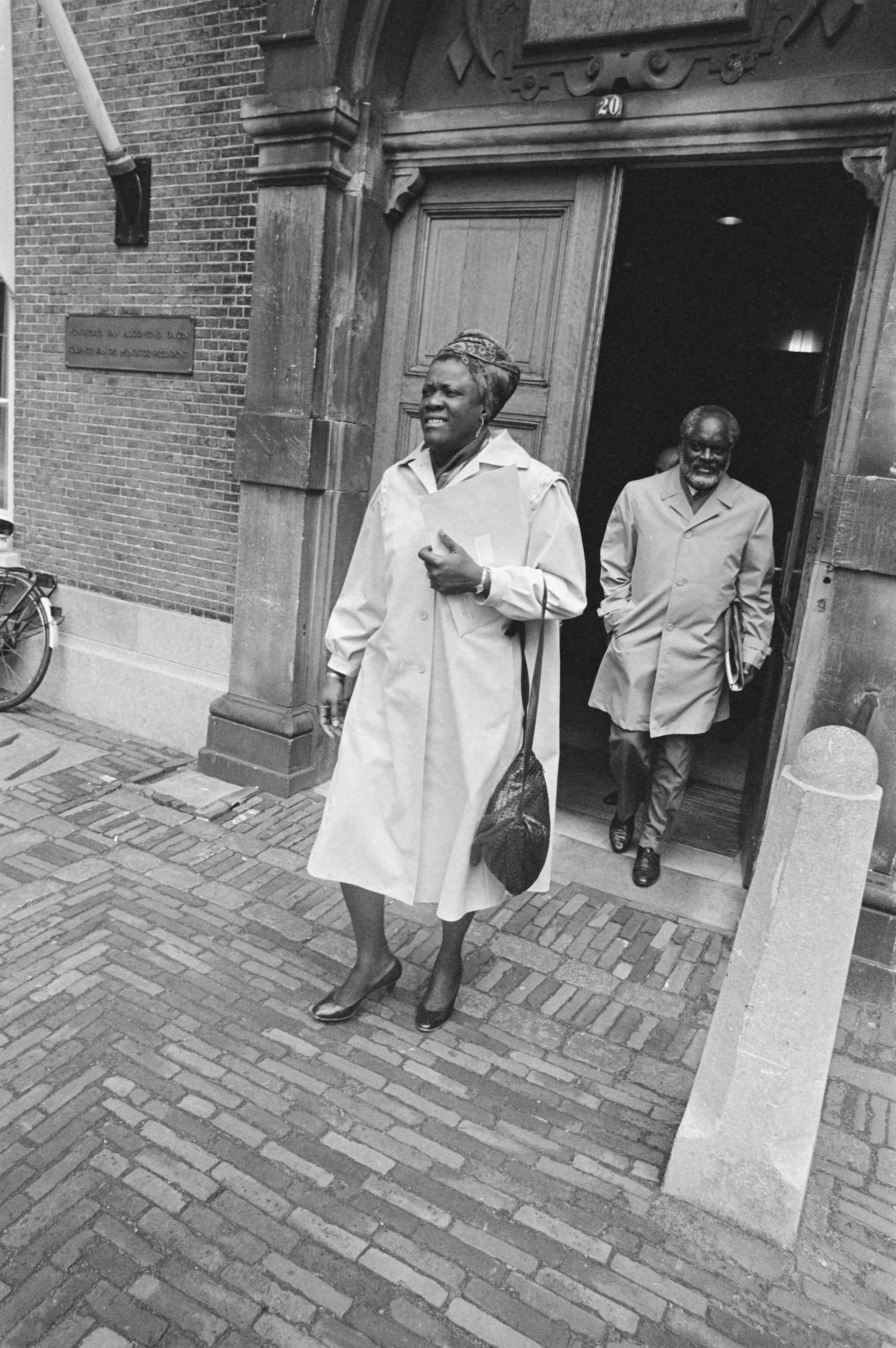 Maria Liberia-Peters die een deur uitloopt, gevolgd door Don Martina.