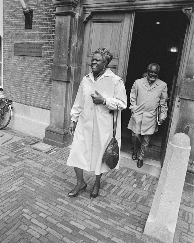 Liberia-Peters onderhandelde, gesteund door Lubbers, met succes over het openblijven van de olieraffinaderij op Curaçao. Maria Liberia-Peters die een deur uitloopt, gevolgd door Don Martina.