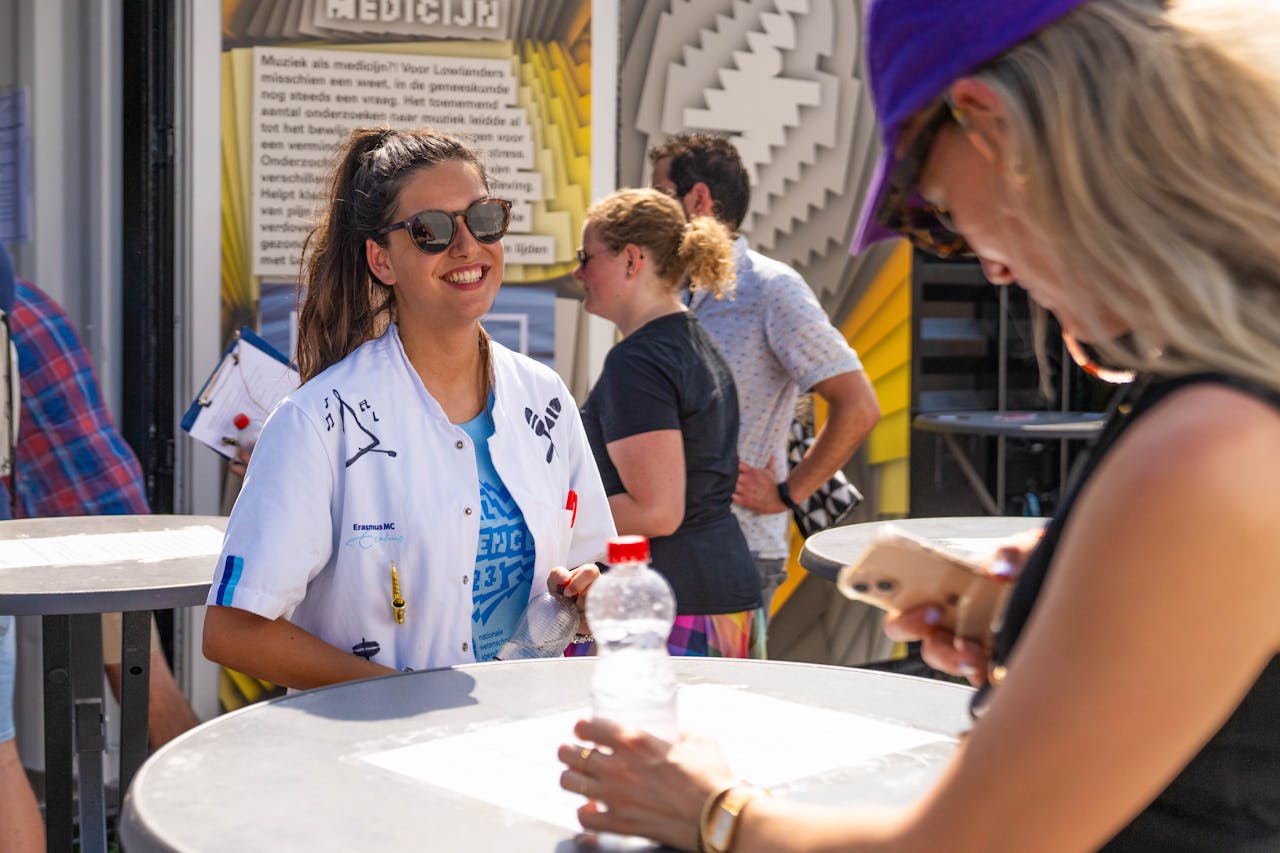 Wetenschappers tijdens Lowlands Science