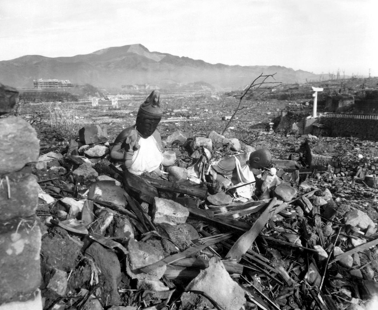 Een zwart-wit foto van de verwoeste Nagasaki Tempel.