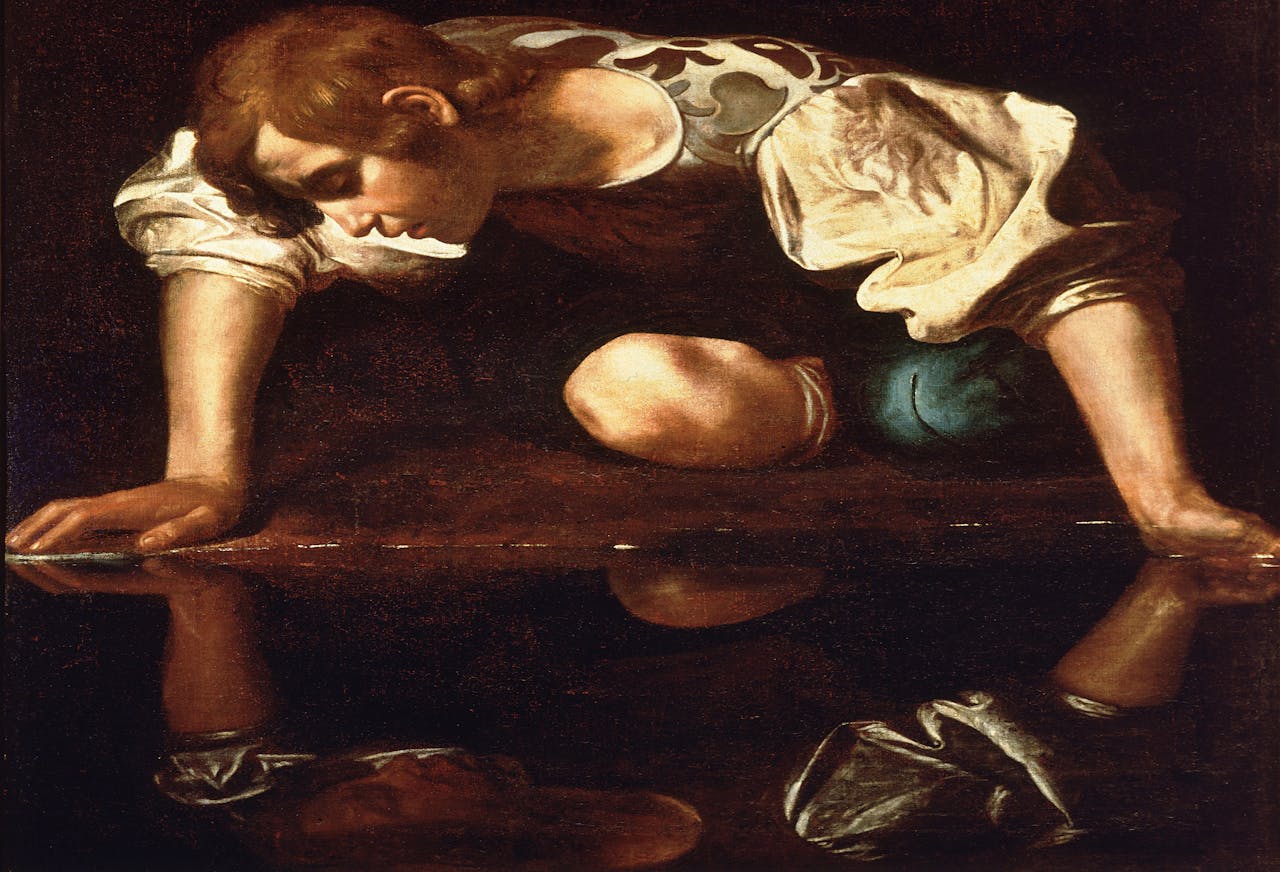 Schilderij van kunstschilder Caravaggio genaamd Narcissus. Een figuur uit de Griekse mythologie, die verliefd werd op zijn eigen spiegelbeeld is weergegeven.