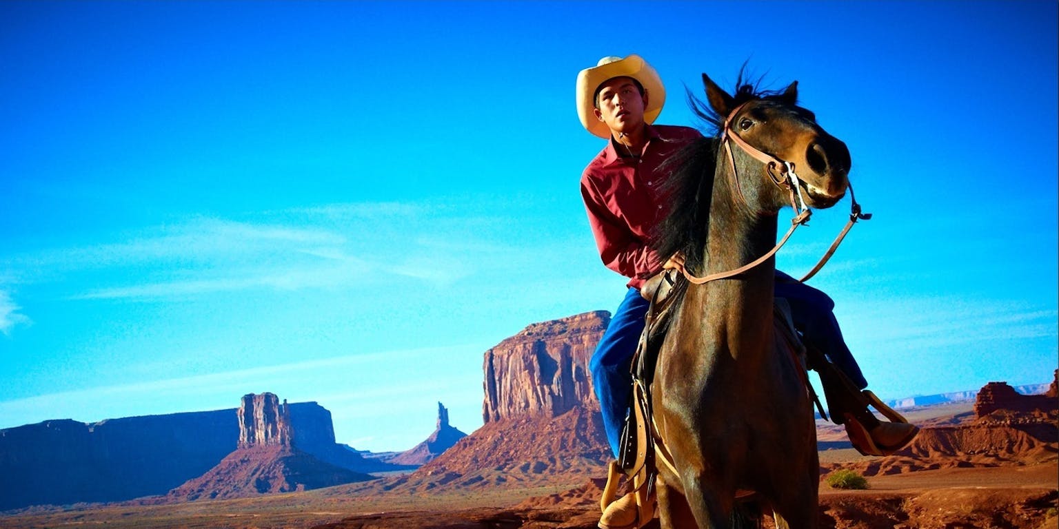 Navajo man op paard