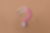 Roze stethoscoop in de vorm van een vraagteken op een bruine achtergrond